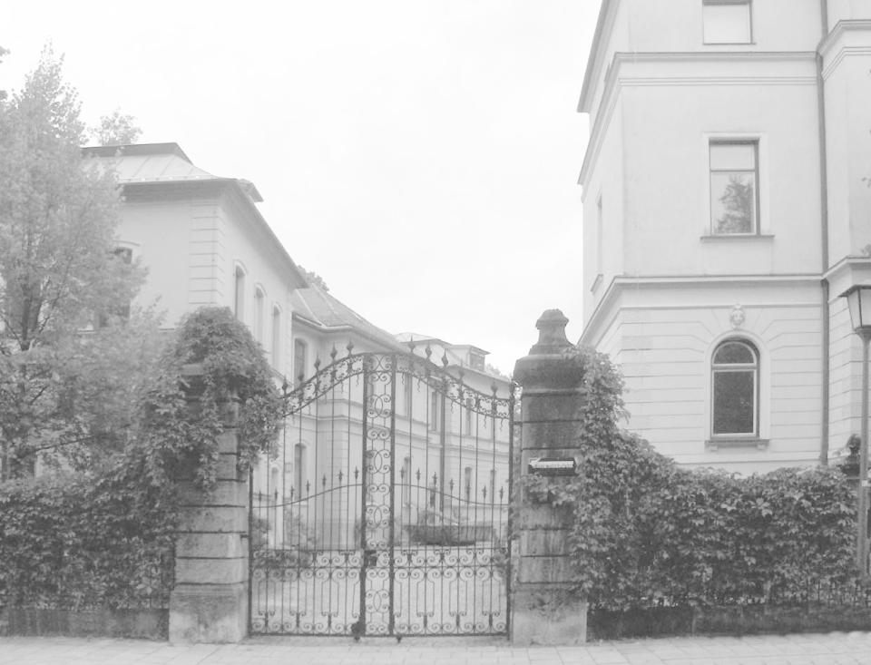 Stahltreppe mit auskragenden Stufen, Glastrennwand