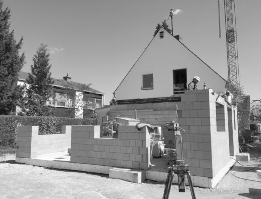 Stahltreppe mit auskragenden Stufen, Glastrennwand